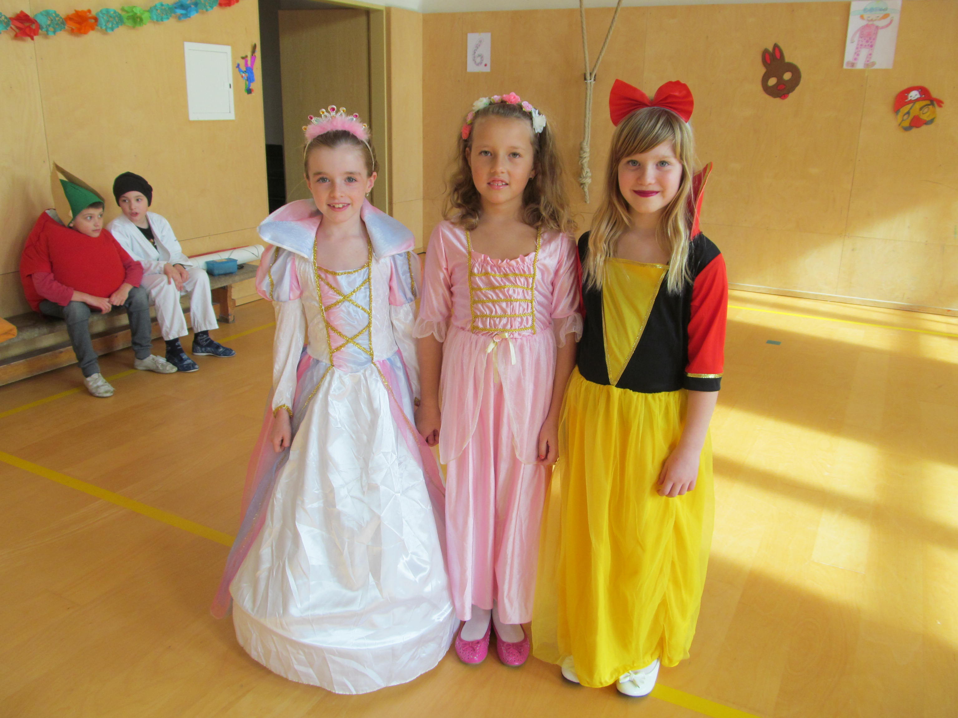 žákyně v kostýmech princezen