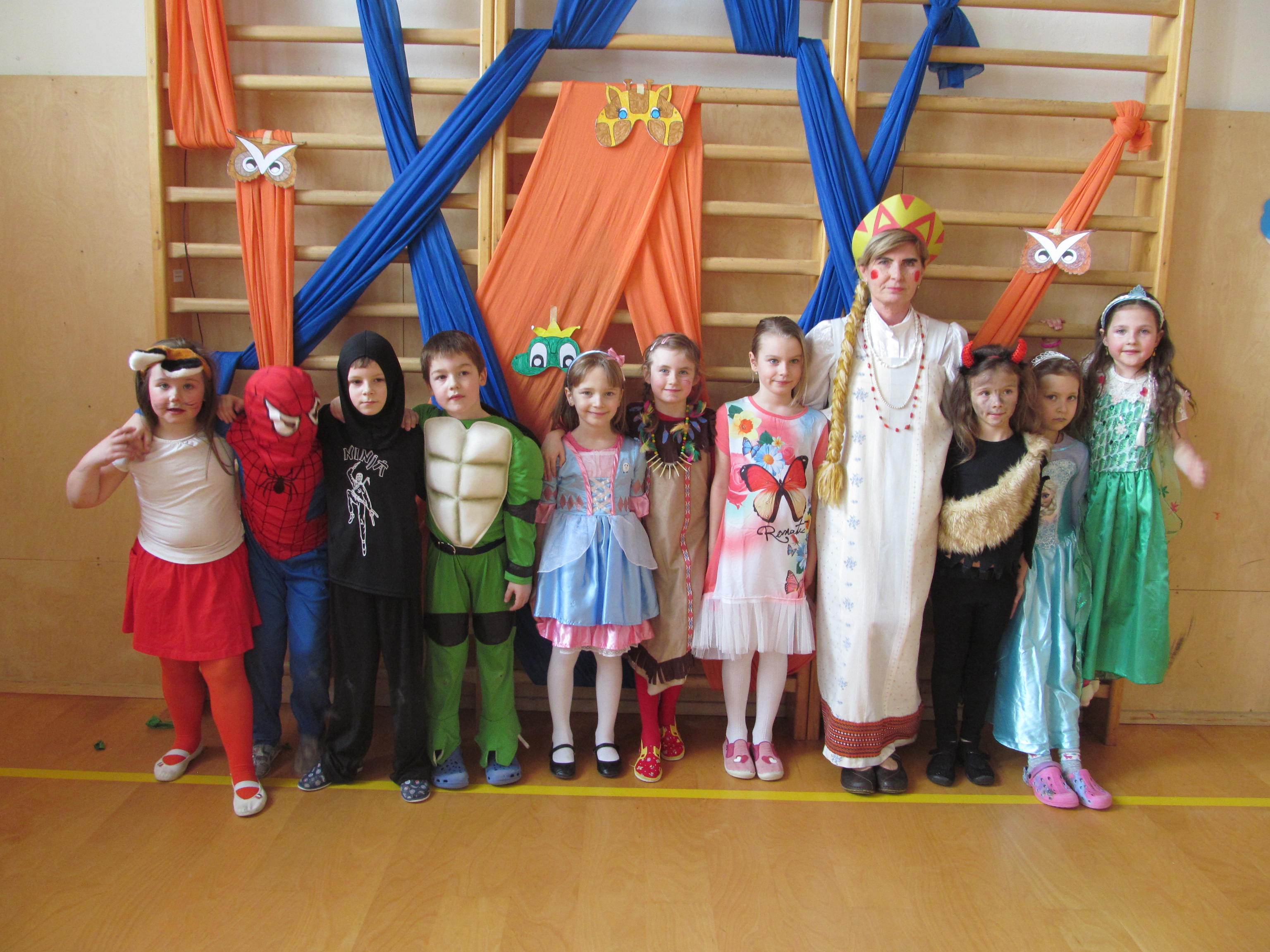 žáci s paní učitelkou v kostýmech