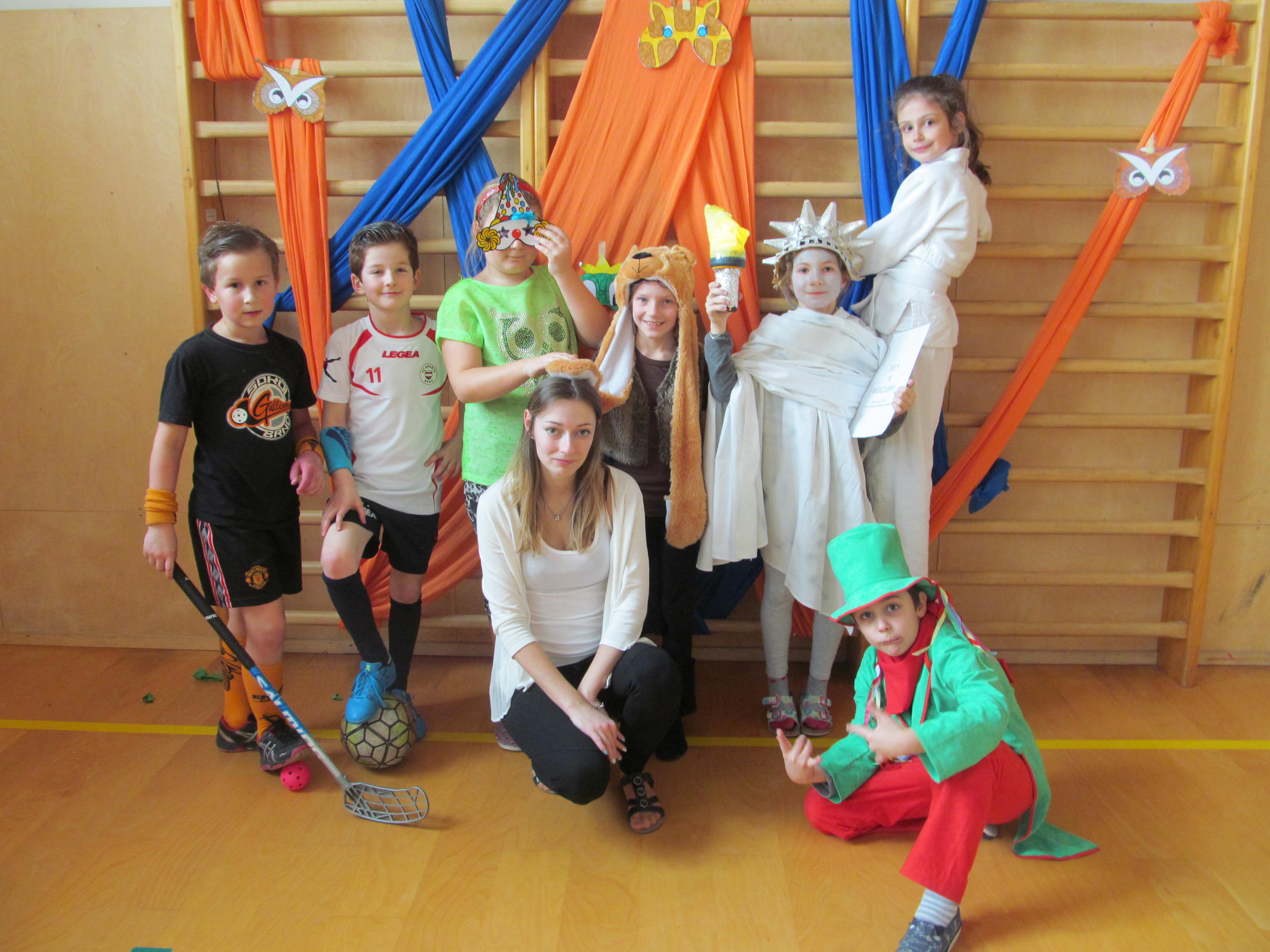 žáci v kostýmech s paní učitelkou