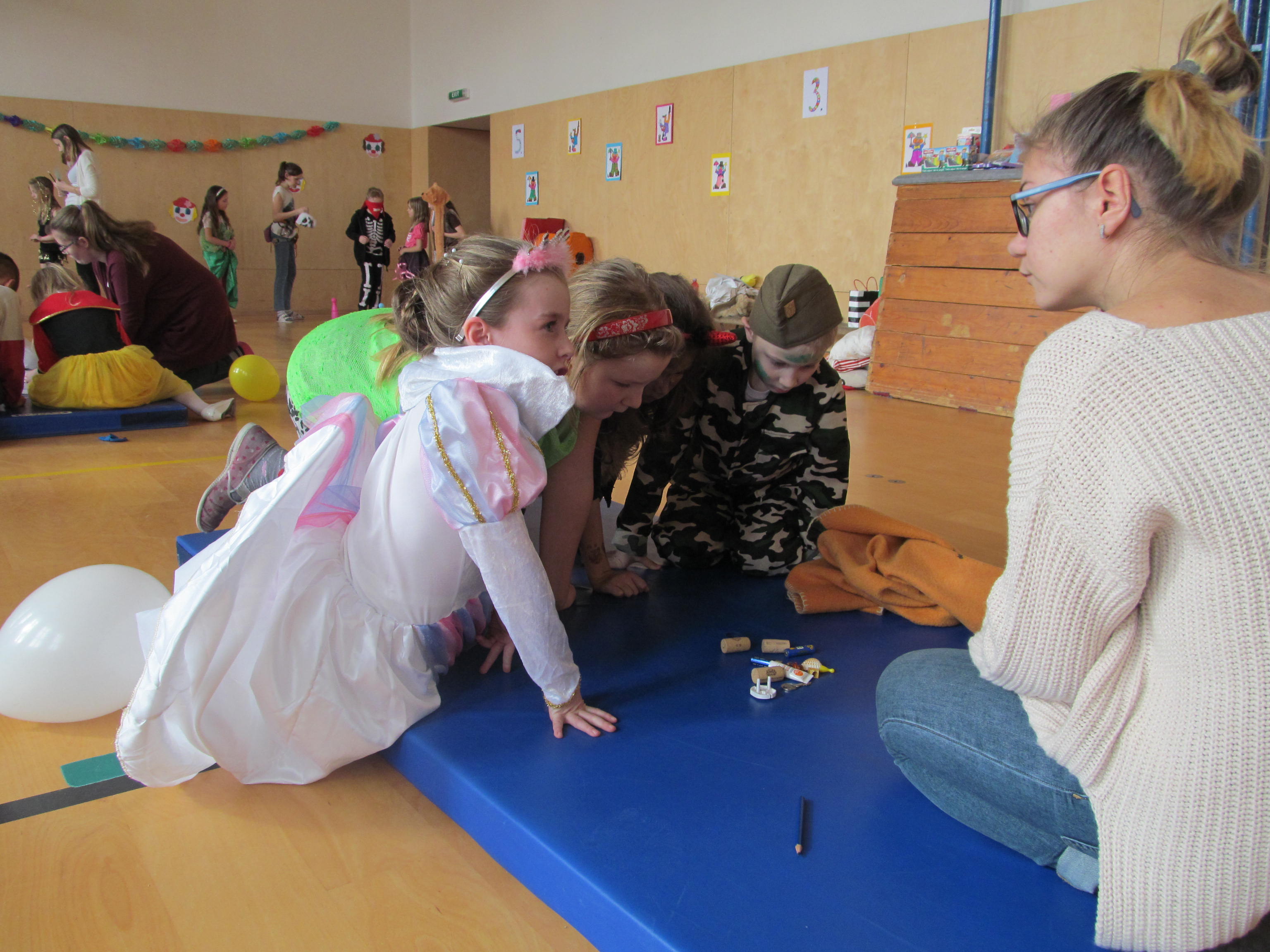 žáci v kostýmech na matraci