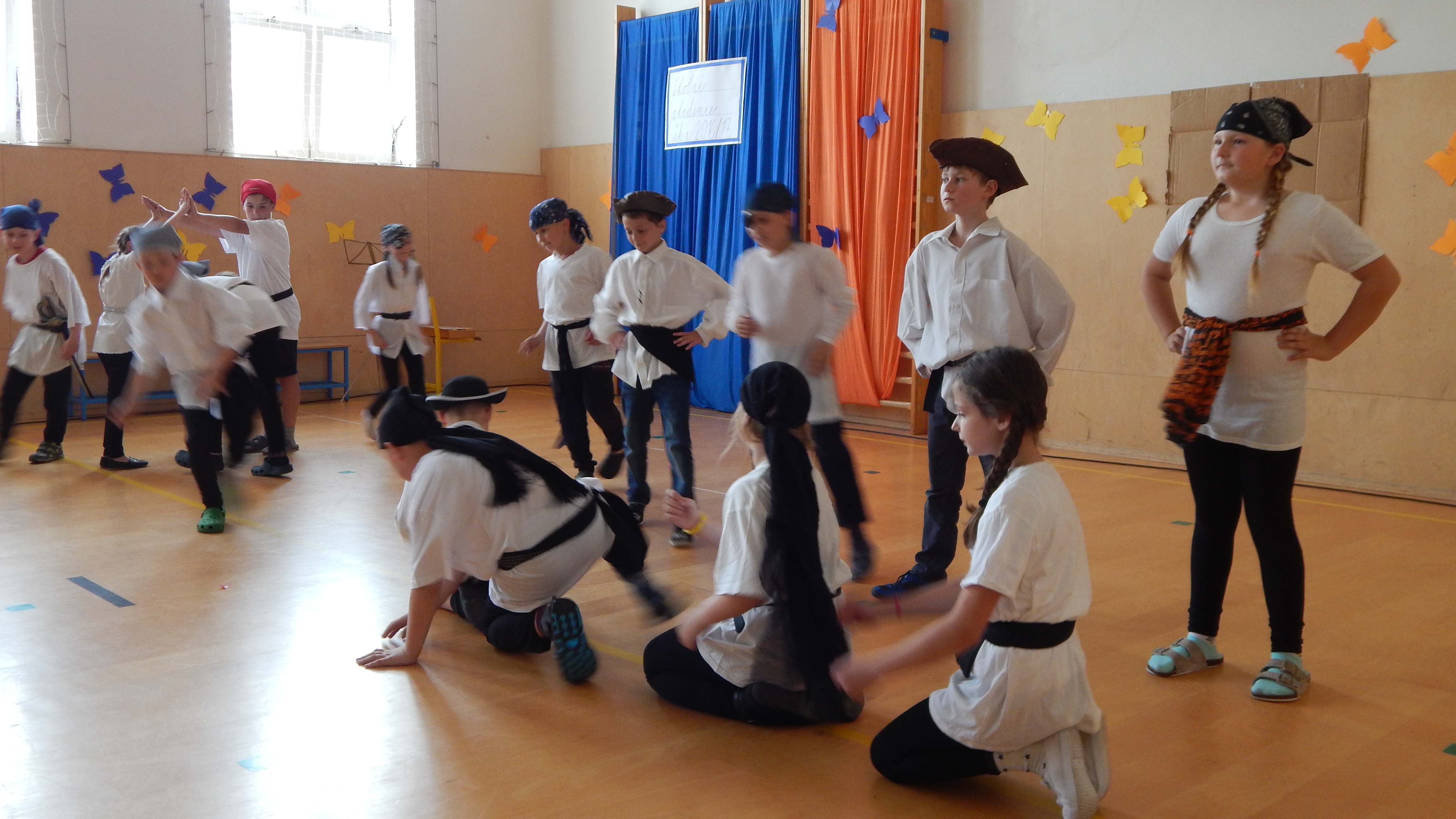 žáci v kostýmech pirátů