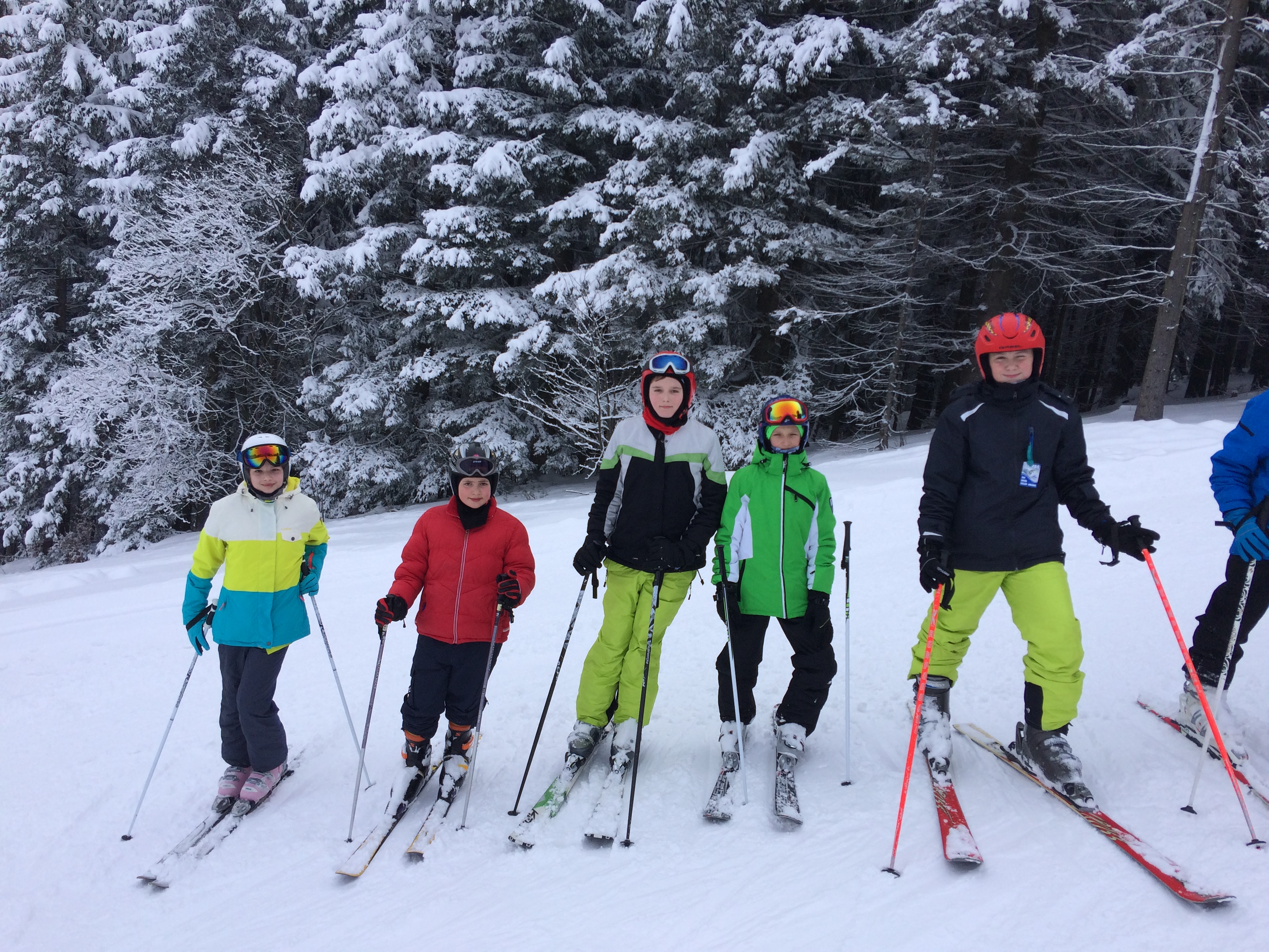žáci na lyžích