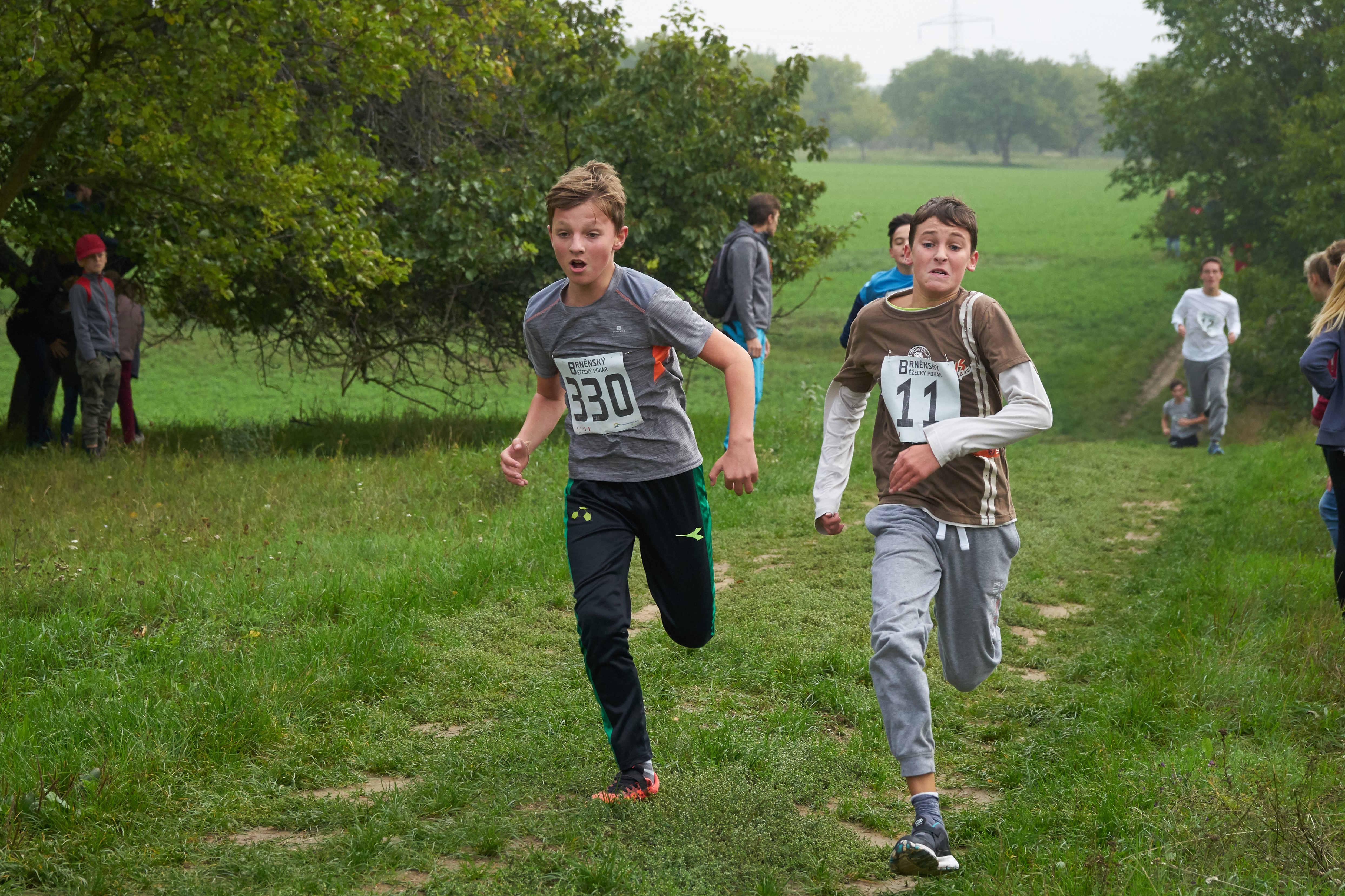 běžící žáci