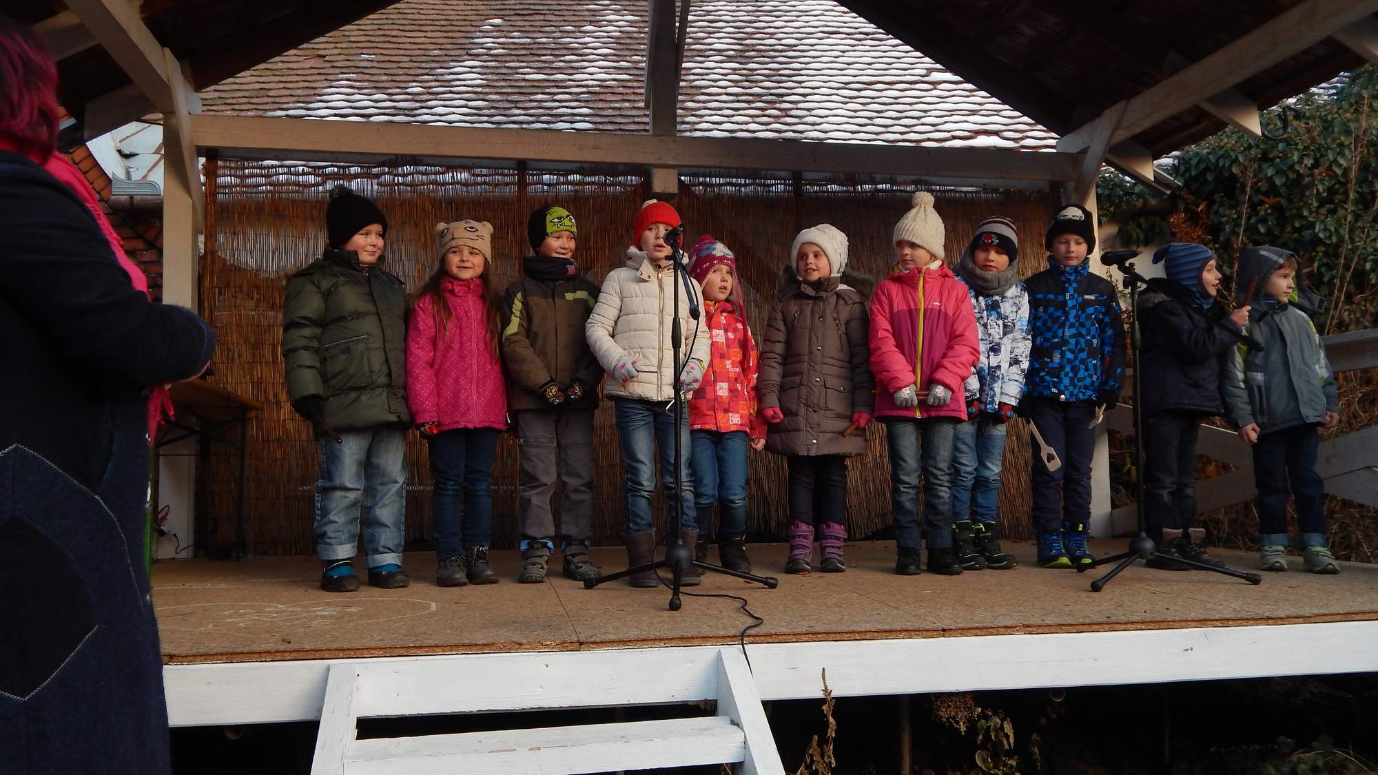 žáci na pódiu u mikrofonu