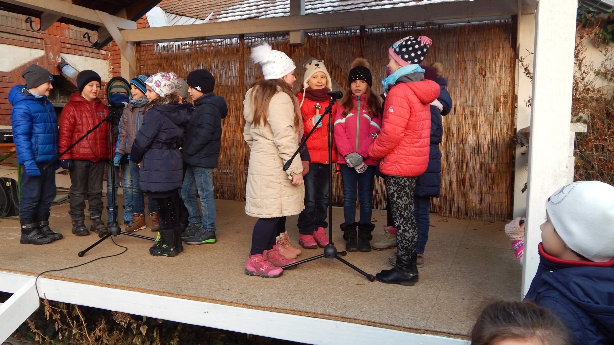 žáci na pódiu u mikrofonu