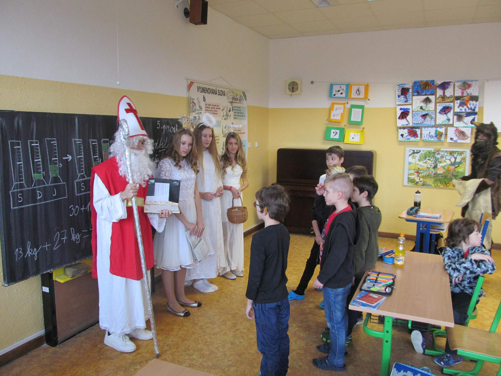 mikuláš s anděly a dalšími žáky